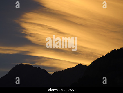 Himmel bei Sonnenuntergang und Silhouette der Berge Stockfoto