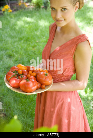 Frau Holding Schüssel voller Tomaten Stockfoto