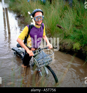 Britischen Reiseschriftsteller des Jahres 2004, die Steve Bleach Mountain Bike World Bog Schnorcheln Meisterschaft Llanwrtyd Wells Powys Wales UK KATHY DEWITT gewinnt Stockfoto