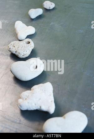 Herzförmigen Steinen in gekrümmte Linie angeordnet Stockfoto