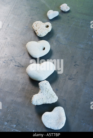 Herzförmigen Steinen in gekrümmte Linie angeordnet Stockfoto