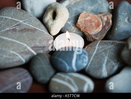 Kerze und Steinen Stockfoto