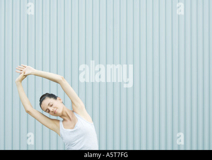 Frau tut Seite Strecken Stockfoto