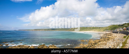 Sennen Cove und Whitesands Bay an einem sonnigen Sommertag mit blauem Himmel und weißen Wolken bei Sonnenschein Lands End West Penwith Cornwall Stockfoto