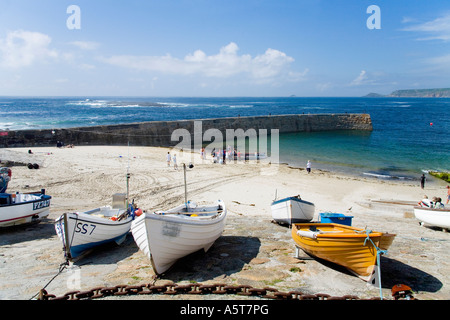 Sennen Cove mit Booten in der Hafenmauer Hafen auf der Helling Lands End West Penwith Cornwall England UK Stockfoto