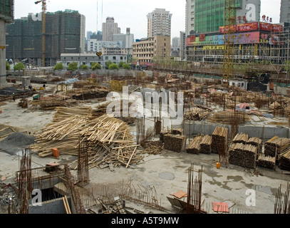 Eine Großbaustelle in der Innenstadt von Shanghai mit neueren Gebäuden im Hintergrund Stockfoto