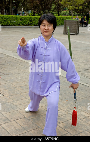 Chinesische Kampfkunst Dame in einem lila blau Sprunganzug üben mit einem Schwert, Shanghai Stockfoto