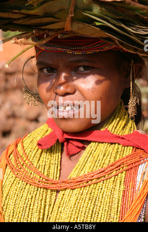 Bonda Stammes-Frauen tragen traditionelle Perlen, Halsketten und Ohrringe des Stammes Bonda, Orissa, Indien, Stockfoto