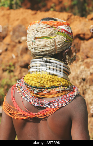 Bonda Stammes-Frauen tragen traditionelle Perlen, Halsketten und Ohrringe des Stammes Bonda, Orissa, Indien, Stockfoto