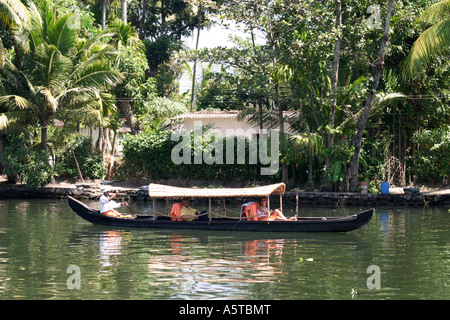 Touristen machen eine Kanufahrt auf den Backwaters von Kerala in Südindien Stockfoto