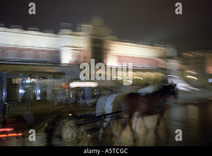 Polen, Krakau, verschwommene Wagen in Bewegung Stockfoto