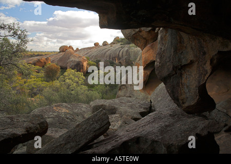 Höhle und Rock Überhang im Sandford Naturreservat in der westlichen australischen Wheatbelt Stockfoto