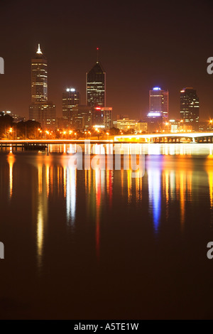 Vertikale Nachtaufnahme von Perth Skyline, Western Australia, genommen von Swan-Brauerei Ende zeigt Narrows Bridge und Wolkenkratzer Stockfoto