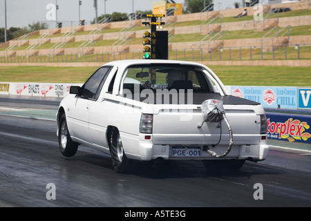 Holden LKW (genannt eine Dienstprogramm in Australien) abholen auf grünes Licht zum Jahresbeginn ein Drag-Rennen starten Stockfoto