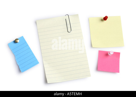Notizen mit Push-Pins und Büroklammern ausgeschnitten auf weißem Hintergrund Stockfoto