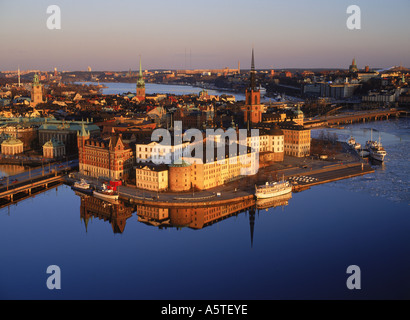 Überblick über die Insel Riddarholmen mit verankerten Booten reflektiert glasige Riddarfjarden Gewässer in Stockholm bei Sonnenuntergang Stockfoto