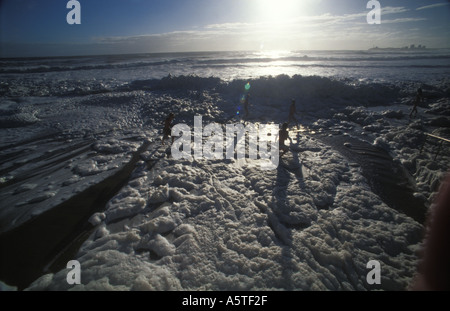 Kinder spielen im Meer Schaum Maroochydore Strand nach Sturm 3364 Stockfoto