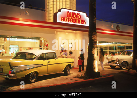 Auto-Diner am Abend mit alten amerikanischen Oldtimern in Laguna Beach, Kalifornien Stockfoto