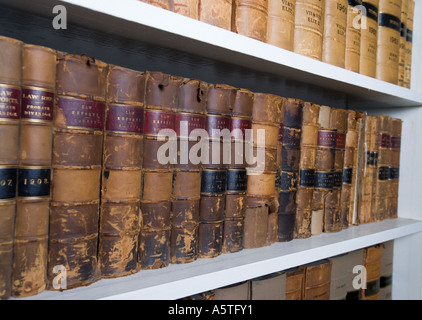 Juristische Bücher und Law Reports auf einem Regal in Rechtsanwälte Kammern in London Stockfoto