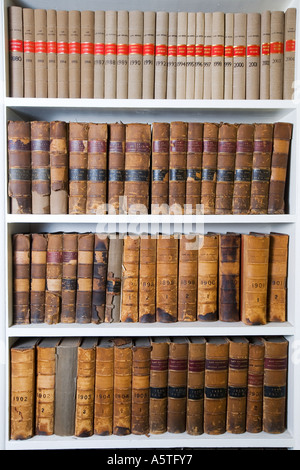 Juristische Bücher und Law Reports auf einem Regal in Rechtsanwälte Kammern in London Stockfoto