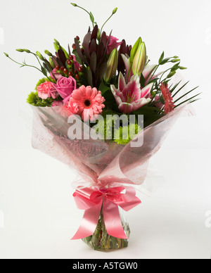 Rosa Blumenstrauß mit Lilien und Rosen. Stockfoto