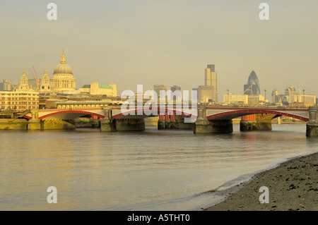 Ein Blick auf Blackfriarss Bridge über der Themse im Zentrum von London mit der berühmten Skyline der Stadt im Hintergrund. Stockfoto