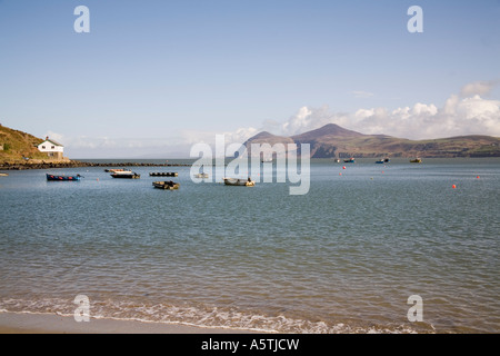 PORTH DINLLAEN GWYNEDD NORTH WALES UK März Blick über Porth Dinllaen über vertäuten Fischerbooten Stockfoto