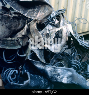 Schrott Metall Blei-Heap und Elektrokabel auf der Baustelle Wales UK Stockfoto