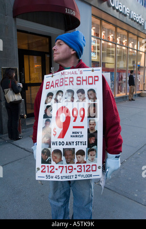 Mann mit Werbung Sandwichbrett Sixth Avenue Midtown Manhattan New York City Stockfoto