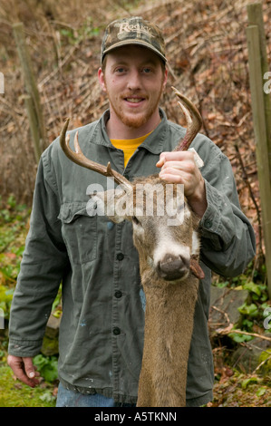 Jäger mit elf darauf Bock Hirsch schoss er mit einem Vorderlader Stockfoto