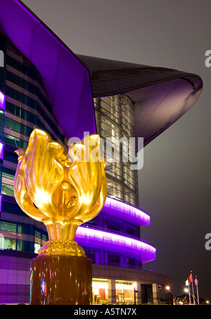 Die ewig blühende Golden Bauhinia Skulptur und Hong Kong Exhibition Centre in der Nacht, Wan Chai, Hong Kong, China Stockfoto