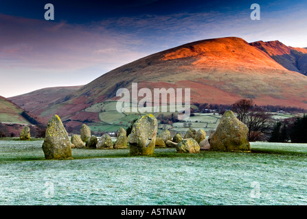 Erste Licht erhellt Blencathra über eine frostige Castlerigg Stone Circle, Lake District, Cumbria, England, UK Stockfoto