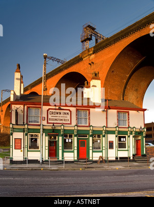 The Crown Inn unter Stockport Viaduct, Stockport, größere Manchester, England, Vereinigtes Königreich Stockfoto