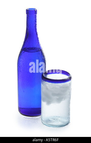 Blaue Flasche und Glas Eiswasser Stockfoto