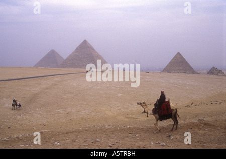 Die Pyramiden von Gizeh links Cheops Mitte Chephren richtige Mykerinos in Kairo Ägypten Kamel-Reiter im Vordergrund Stockfoto