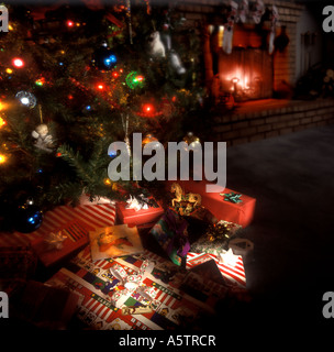 Heiligabend Geschenke unter den Weihnachtsbaum mit Kamin im Ferienhaus, USA Stockfoto