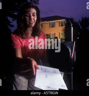 Frau bekommen Post vom Briefkasten Abend, USA Stockfoto