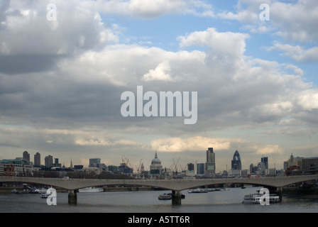 Auf der Suche nach Osten über Waterloo Bridge und der City of London Stockfoto