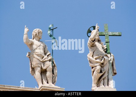 statuen christusstatue lateranbasilika christus fassade heilige oberseite