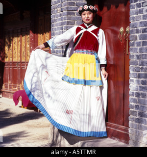 lokale Naxi junge Frau in traditioneller Kleidung Stadt Squarel Yunnan Provinz Chinas. Stockfoto