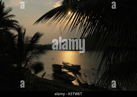 Painet jf5740 Laos Blick über Fluss Mekong zeigen Boote Sonnenuntergang Luang Prabang Asien Se Landschaft Land Entwicklungsland Stockfoto