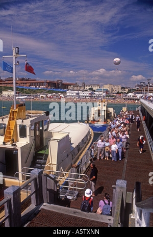 Bournemouth Pier Besucher Fragen warten auf Vergnügungsreisen rund um die Bucht. XPL 5013-468 Stockfoto