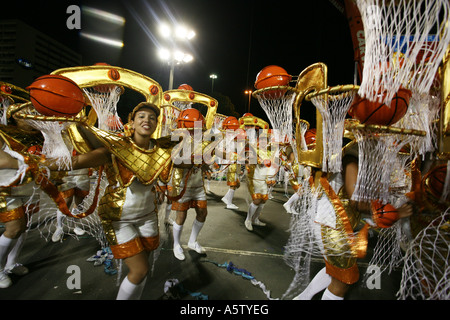 Schwimmer und Samba Tänzer in erstaunlichen Kostüme vorbereiten für Rio De Janeiro Karneval Parade auf dem Sambadrome, Brasilien, Südamerika Stockfoto