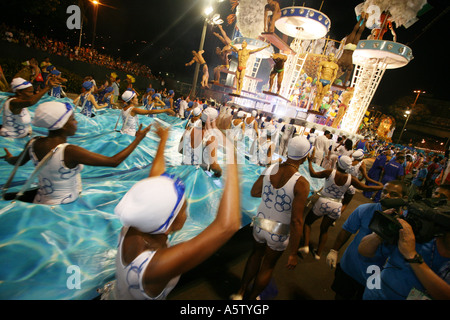 Schwimmer und Samba-Tänzer in erstaunlichen Kostüme vorbereiten für Rio De Janeiro Karneval Parade auf dem Sambadrome, Brasilien, Südamerika Stockfoto