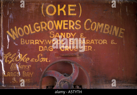 Handgemalte Schild an verlassenen Bauernhof-Maschinerie South Australia, Stockfoto