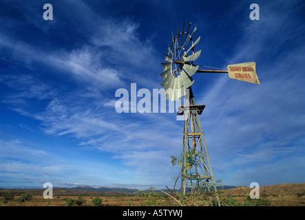 Eine Wind-Pumpe in den Flinders Ranges, South Australia. Stockfoto