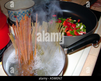 Nudeln und Gemüse auf dem Herd kochen. Stockfoto