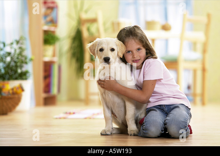 Golden Retriever Hund Welpe und Mädchen Stockfoto