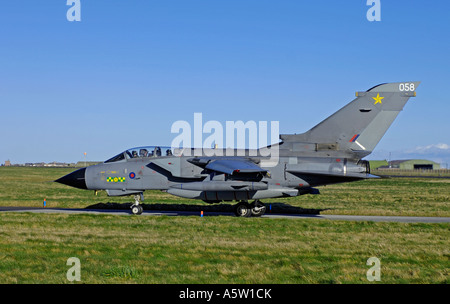 Panavia Tornado F4 Kämpfer auf Aufwärmen auf RAF Air Base in Lossiemouth, Moray, Schottland. XAV 4922-462 Stockfoto