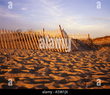 Holzzaun und Konturen auf sandigen Strand werfen lange Schatten wenn die Sonne untergeht, Marthas Vineyard,U.S.A. Stockfoto